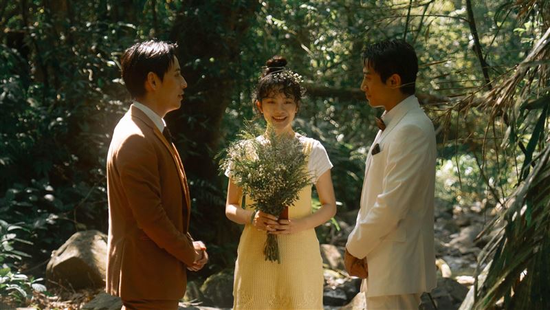 男男CP辦「浪漫婚禮」！女星當證婚人超嗨