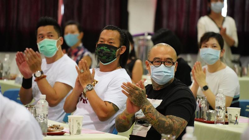 顏正國（前排右二）出獄後持續做公益，也與「鋼鐵爸」阮橋本（前排右1）成為好友。（圖／翻攝自顏正國FB）