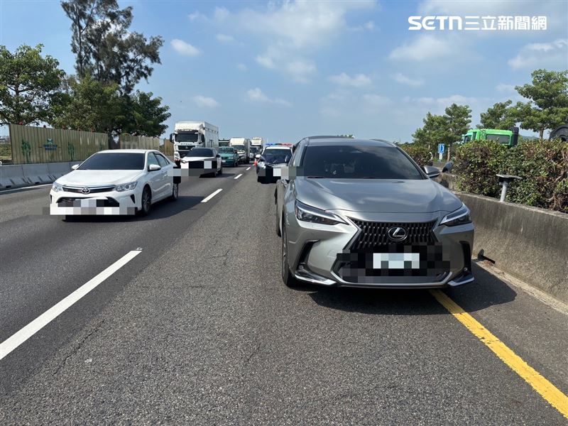 嘉義水上分局巡邏車於國道一號南下351.4K追撞前方自小客。（圖／翻攝畫面）