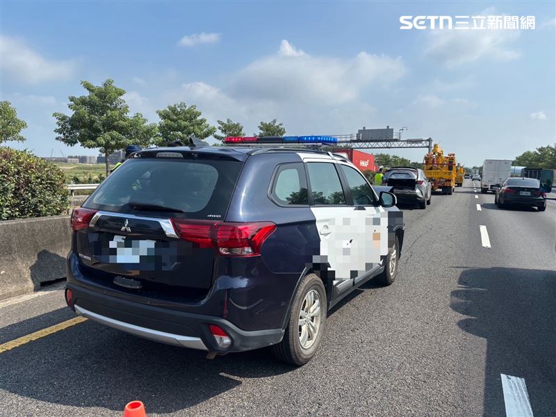 嘉義水上分局巡邏車於國道一號南下351.4K追撞前方自小客。（圖／翻攝畫面）