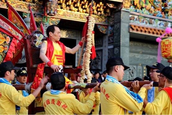 桃園護國宮太子爺出巡坐釘椅。（圖／桃園護國宮提供）