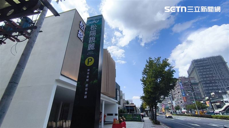 新北市土城新建案「松陽馥麗」今(8)日舉辦公開記者會，業者指出，該案位於新北房價凹陷區，鎖定自住買盤，7字頭價格、48萬簽訂、送裝修，具一定競爭力。（圖／記者陳韋帆攝影）
