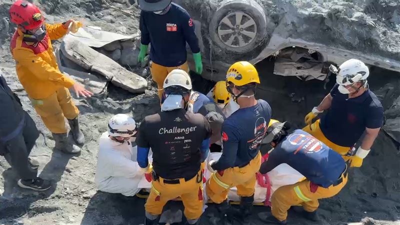 救難人員小心翼翼搬出黃姓砂石場老闆娘遺體。（圖／翻攝畫面）