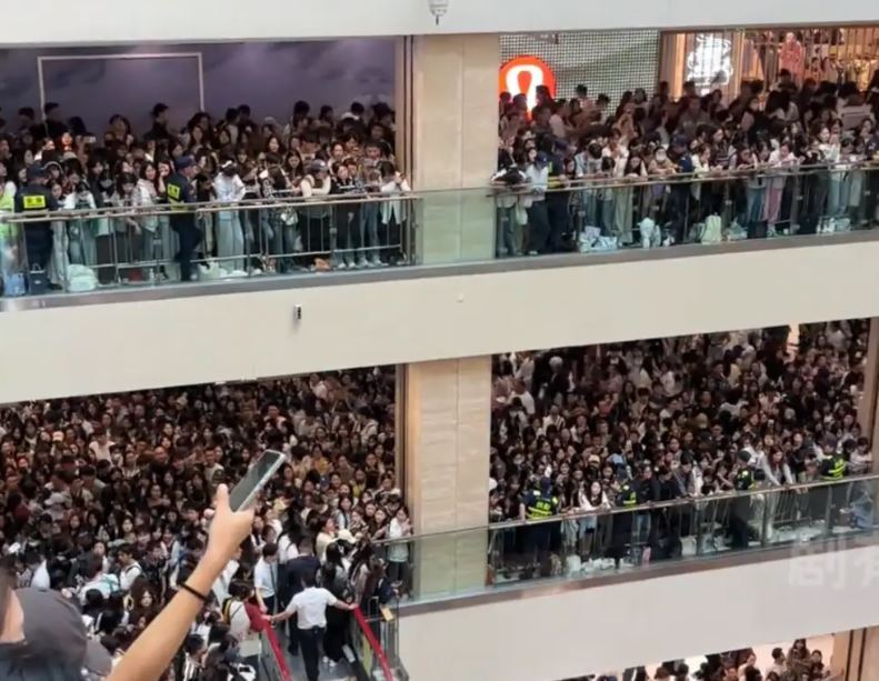 趙露思在西安出席線下活動時，商場十層樓層擠得水洩不通。（圖／翻攝自微博）