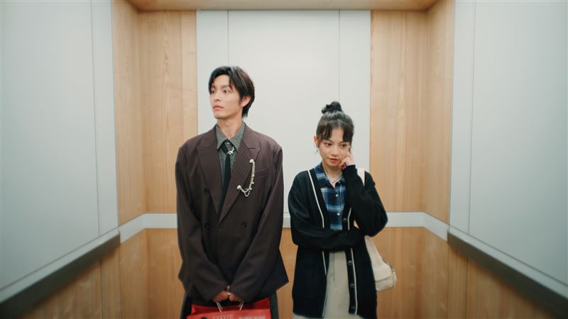 曹佑寧（左）、姚愛寗上演電梯相遇戲碼。（圖／ADASTRIA TAIWAN提供）