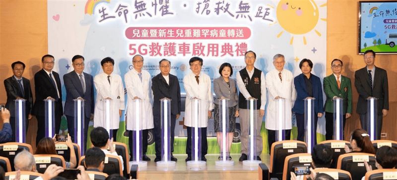 林口長庚率先引進5G救護車，能即時傳輸車上嬰幼兒的生命徵象，由院內指揮中心同步監測。（圖／桃園電子報提供）