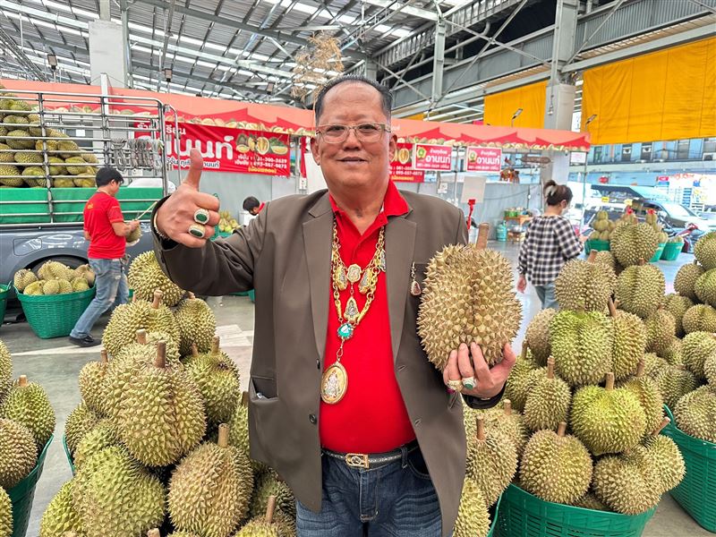 泰國春蓬府知名榴槤園大亨阿儂（Arnon Rodthong）長年經營大型果園事業有成。（圖／翻攝自อานนท์ รถทอง臉書）