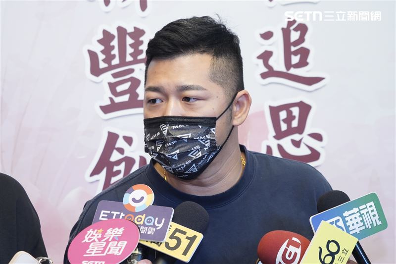 草爺坦言直到昨晚才知顏正國生病。（圖／記者趙于瑩攝影）