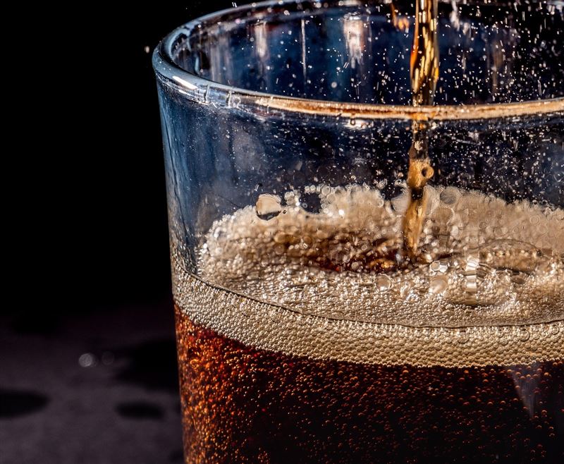 最新研究顯示，即使喝低糖或用代糖製作的零卡碳酸飲料，長期下來也會導致脂肪肝等肝病。(圖／Pixabay)