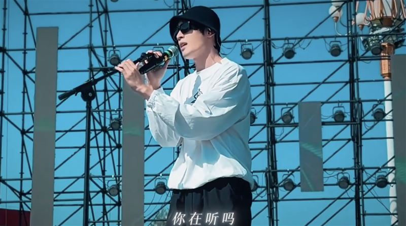 居來提新歌《你在聽嗎》唱出對于朦朧思念。（圖／翻攝居來提微博）