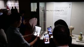 「故宮AR導覽」採用先進的多模態AI與Web AR技術，觀眾僅需使用手機掃描展品，無須下載任何APP。（圖／故宮提供）