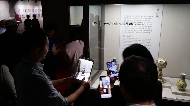 「故宮AR導覽」採用先進的多模態AI與Web AR技術，觀眾僅需使用手機掃描展品，無須下載任何APP。（圖／故宮提供）