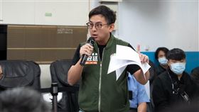 新北市議員卓冠廷在臉書寫道，「我反對在此刻以任何形式擴建三峽火化場。拒絕市府假藉蓋停車場之名，讓三峽殯葬特區借殼還魂！」