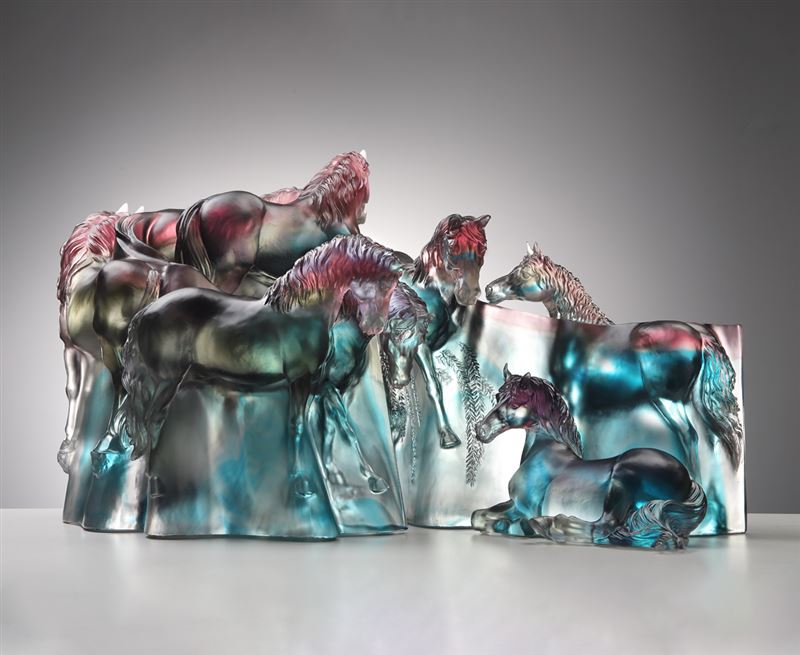 故宮聯名新作《八逸》，以〈八駿圖　軸〉為靈感，將古畫馬姿轉化成立體琉璃藝術