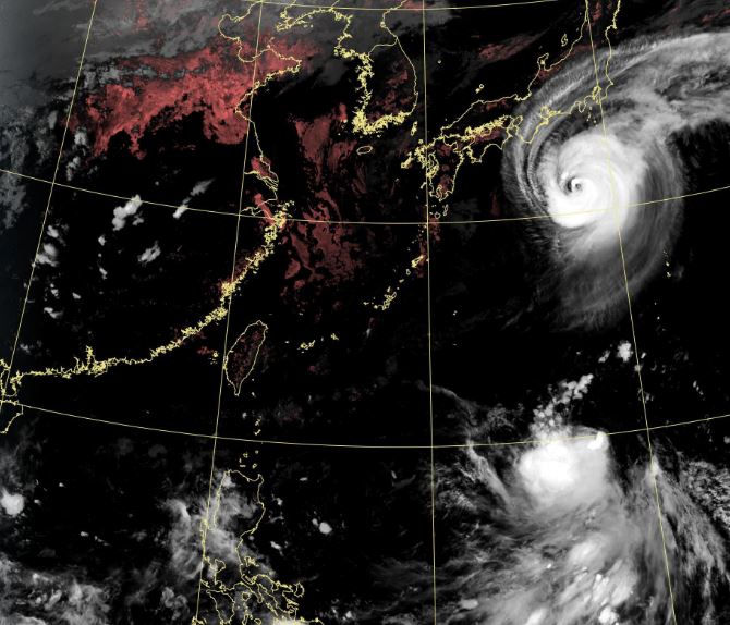 天氣風險表示，明日受到東北季風影響，部分地區有短暫陣雨機會。（圖／翻攝自中央氣象署）
