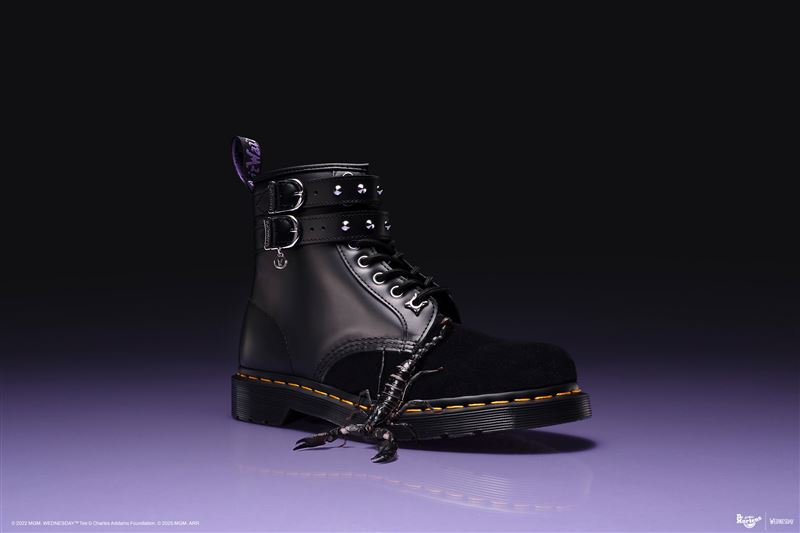 暗黑細節再進化！Dr. Martens X Wednesday聯名第二彈登場。（圖／品牌業者提供）