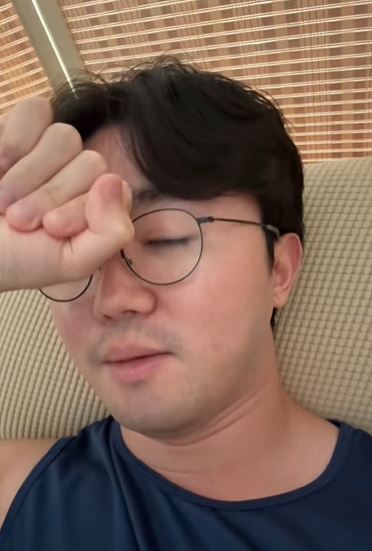 一位剛出社會上班的年輕人拍片透露，自己在家工作，電腦被嚴密監視，裝了「每10分鐘截圖一次」的軟體。（圖／翻攝自抖音＠timleesblee）