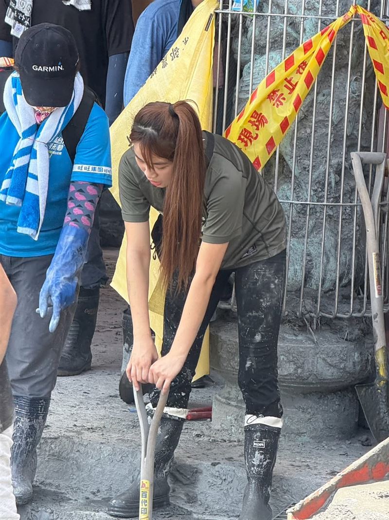 陳伊前往花蓮光復鄉一連兩天協助災後工作。（圖／翻攝自bobeyiyi IG）