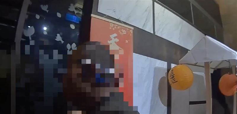 林口一名男子酒後與人發生糾紛，員警到場後仍大聲喧嘩。（圖／翻攝畫面）