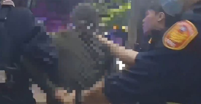 李男涉妨礙公務被帶回派出所，過程中仍有罵髒話。（圖／翻攝畫面）