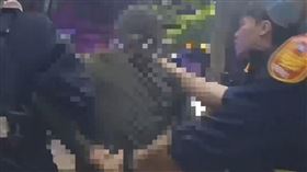 李男涉妨礙公務被帶回派出所，過程中仍有罵髒話。（圖／翻攝畫面）