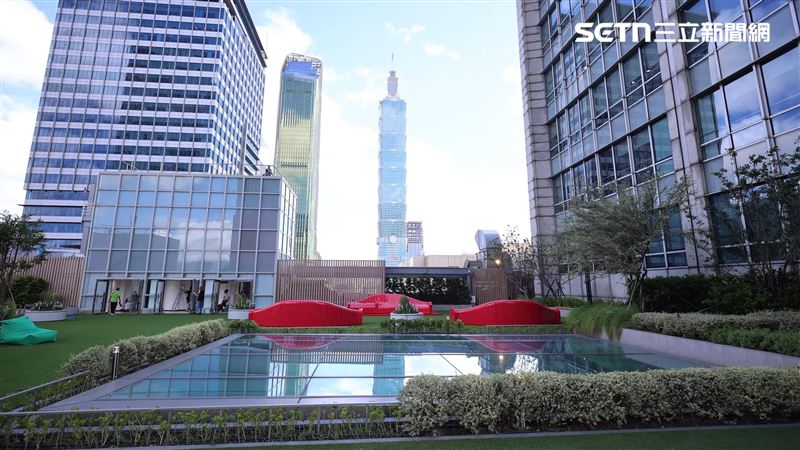 全台最大星巴克推「101雙十煙火觀景區」