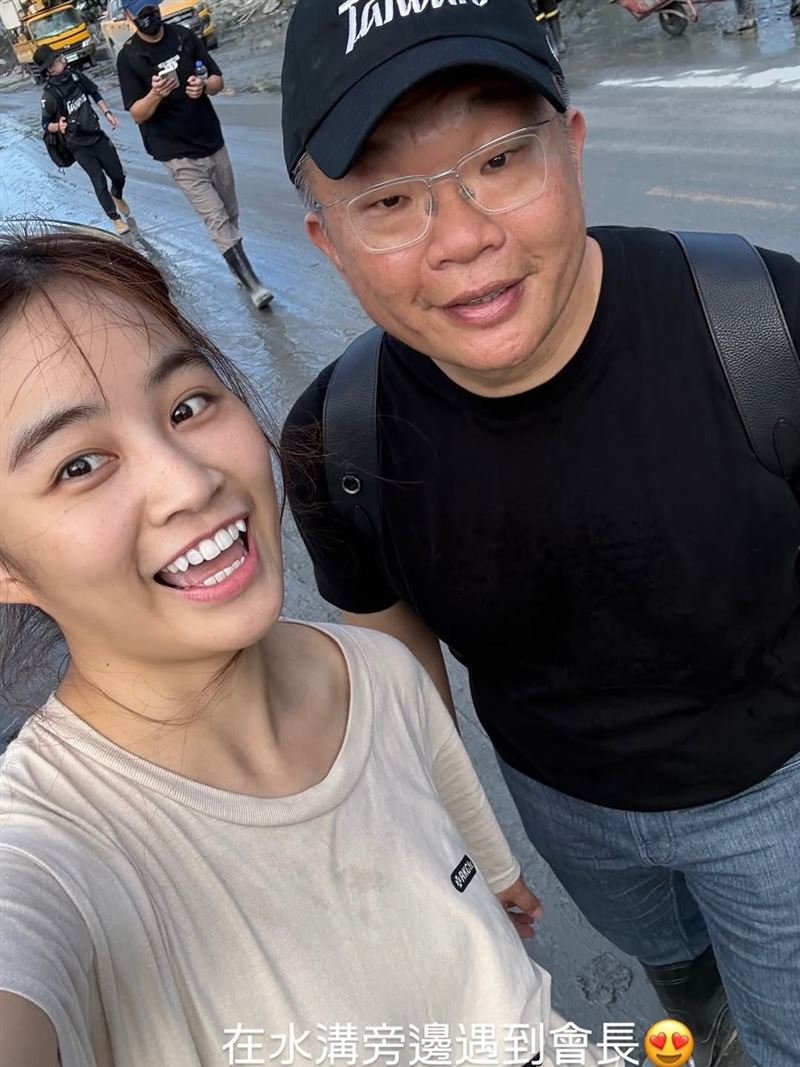 陳伊清淤泥中巧遇中華職棒會長蔡其昌。（圖／翻攝自bobeyiyi IG）