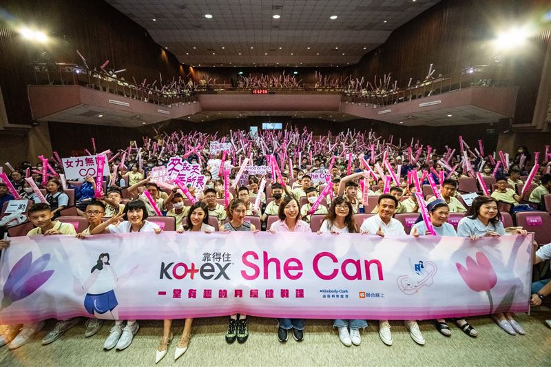 Kotex 靠得住於曙光女中舉辦「She Can 青春期生理教育校園座談會」，學生們手持She Can打氣棒，現場氣氛High翻天 。（圖／品牌業者提供）