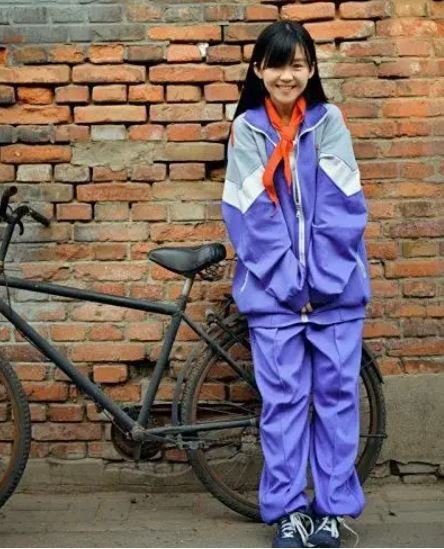 宋伊人被誇讚是「最美校服女神」，但更多網友認為像是偷了大人衣服的小孩。（圖／翻攝自微博）