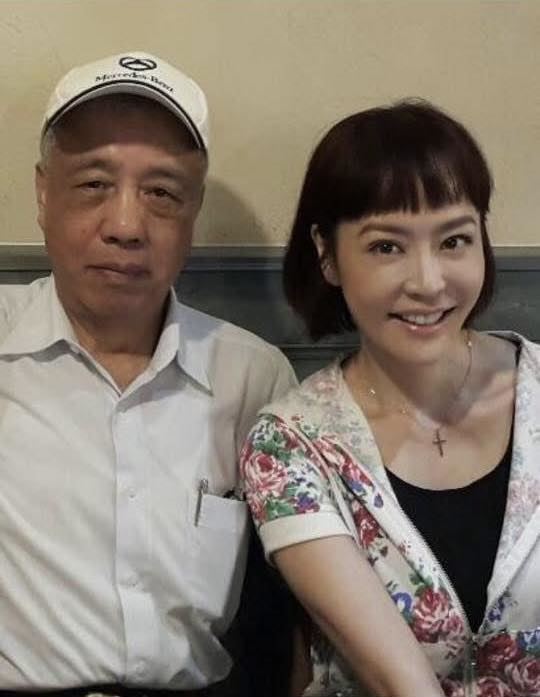 唐玲曝爸爸也是肺腺癌過世。（圖／翻攝自唐玲臉書）