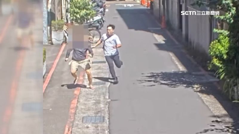 今年八月這名詐團成員，當街遭員警逮捕