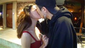 男方稱沒有準備禮物，現場給妳一個禮物直接熱吻女生。（圖／翻攝自街頭邱比特YouTube）