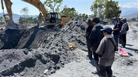 砂石場黃姓老闆娘遺體於8日上午被發現，其員工與親友悲慟不已。（圖／翻攝畫面）