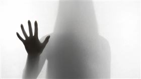 澳洲墨爾本一名70歲僧侶遭指控，在長達8年間，性侵6名年僅4至12歲的女童。（示意圖，freepik）