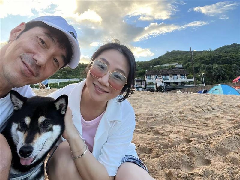 陶晶瑩（右）分享與老公李李仁間的對話。（圖／翻攝自臉書）