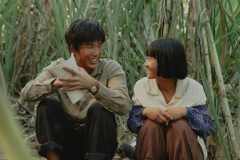 曾敬驊（左）與金馬怪物演員方郁婷（右）在電影《大濛》中飾演兄妹，年紀差8歲的兩人站在一起相當有兄妹氣息。（圖／華文創提供）