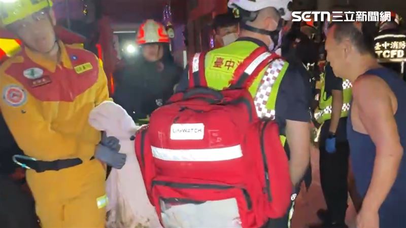 屋內80多歲婦人睡夢中被撞死，由搜救人員以白布裹屍運出家門。（圖／翻攝畫面）