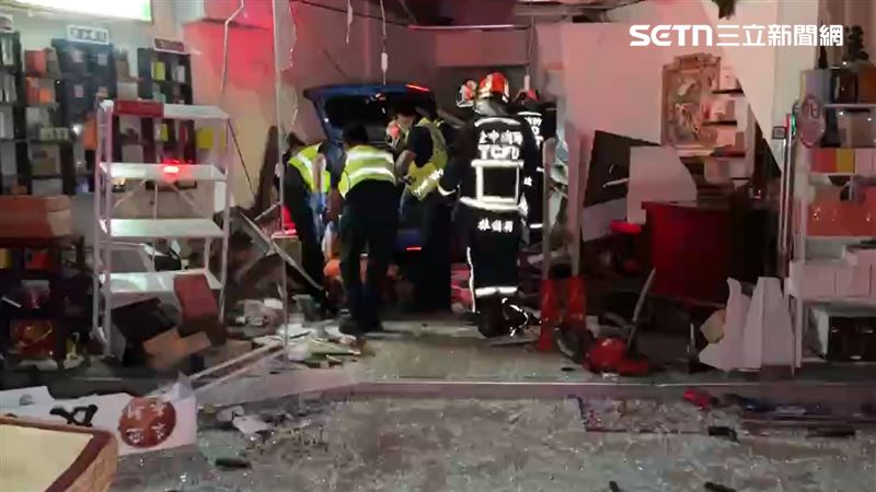 台中市西區五權路及五權西路口，今天（9日）發生離譜的死亡車禍。（圖／翻攝畫面）