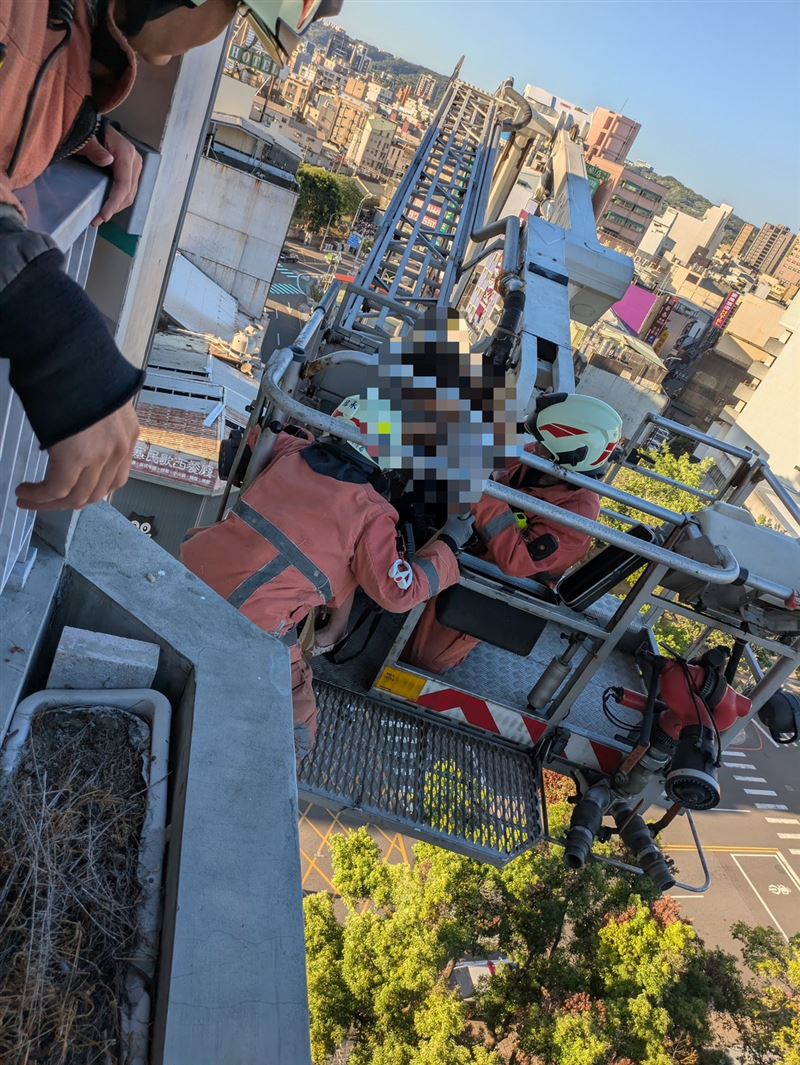 消防局獲報出動雲梯車，將人救下。（圖／翻攝畫面）