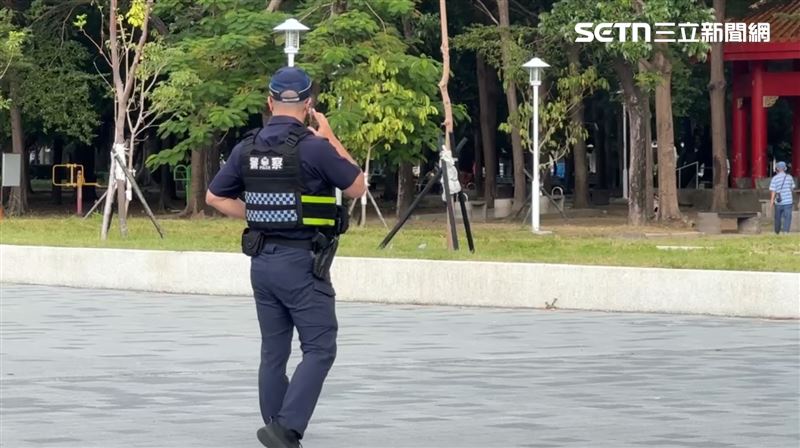 警方到水萍溫公園撤除傳單。（圖／翻攝畫面）