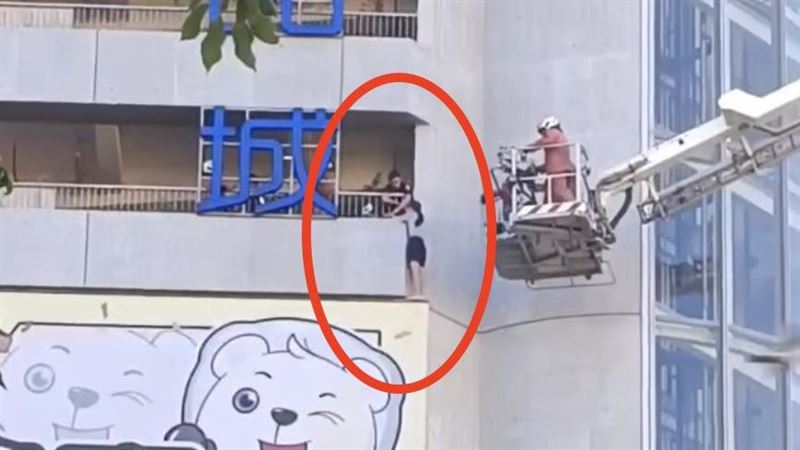 新／「知名百貨」停業1年半　女掛9樓圍牆