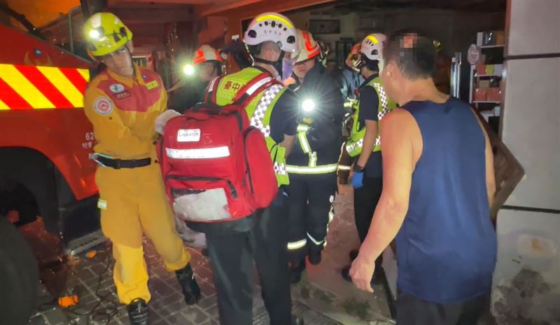 87歲的母親被救出時已明顯死亡，兒子見到白布當場崩潰。(圖／翻攝畫面)