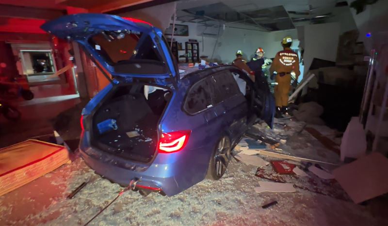 轎車暴衝高速撞進民宅，導致在一樓睡上下舖的母子一死一傷。(圖／翻攝畫面)