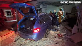 台中轎車凌晨撞進民宅，8旬婦睡夢中被撞死，兒悲喊 :我媽在下面(圖／翻攝畫面)
