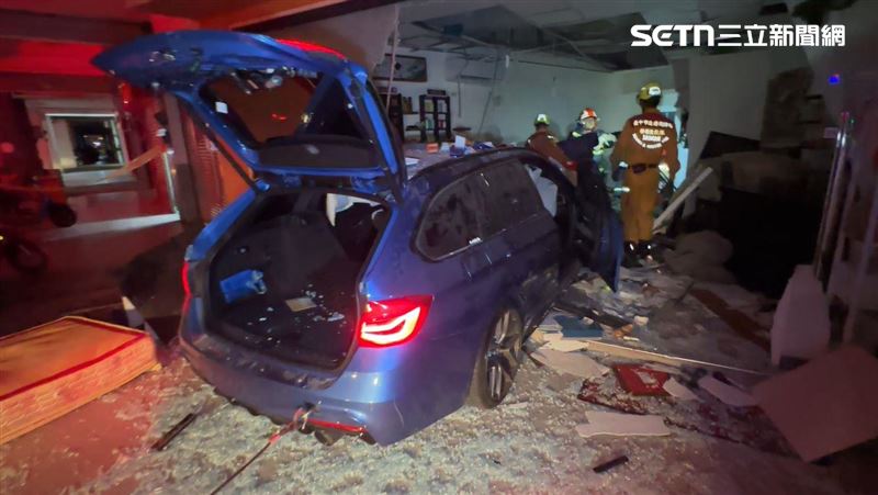 43歲劉姓男子駕駛藍色BMW不明原因失控，高速衝撞茶葉行，釀成屋內的母子1死1傷。(圖／翻攝畫面)
