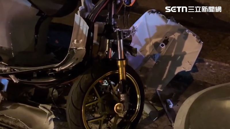 苗栗縣竹南鎮15歲陳姓少年，昨晚（8日）騎微型二輪電動車疑闖紅燈肇事。（圖／翻攝畫面）