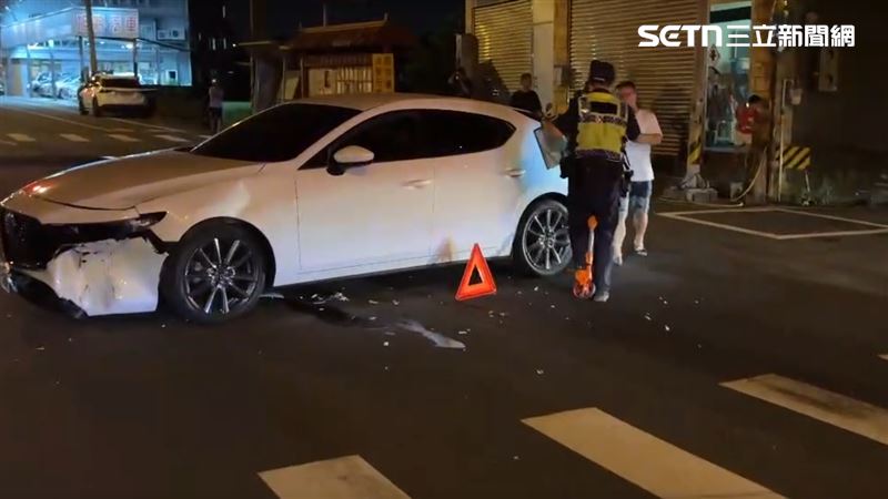 白色轎車剛駛出路口，就被攔腰撞上。（圖／翻攝畫面）
