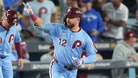 G3舒瓦伯（Kyle Schwarber）4局上棒打山本由伸。（圖／美聯社／達志影像）