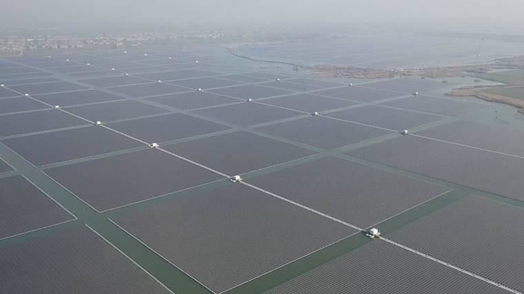 中國佔用採煤沉陷區水面約1.3萬畝布滿光電設施。（圖／翻攝自新華社）
