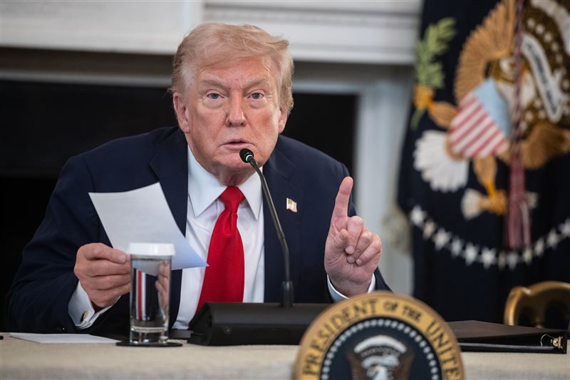 美國總統川普8日手持國務卿盧比歐遞來的通知。川普接過通知後，就預告加薩停火協議即將達成，不久他就在社群發文稱以色列、哈瑪斯雙方都同意了協議。（圖／美聯社／達志影像）